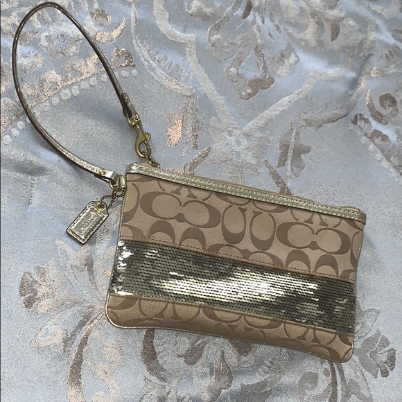 Coach Handbags - 💞Large Coach wristlet